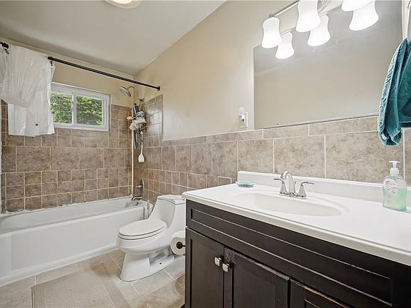5th image of 3704 Linnet Ln