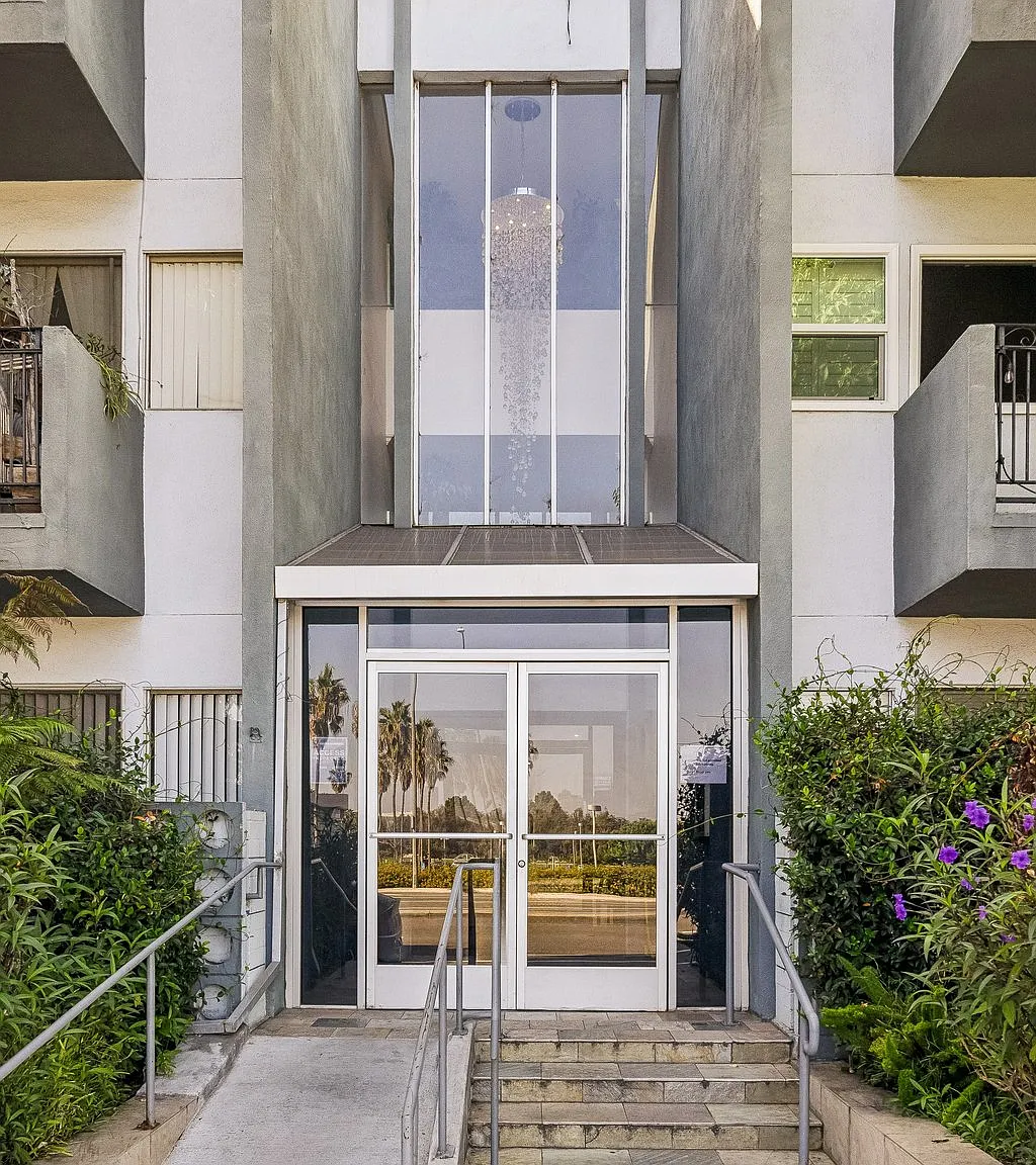 Eagle Apartments — Photo 4