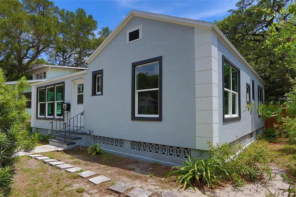 3 bed, 1.0 bath, 1156 sqft, $2,500 — Photo 2