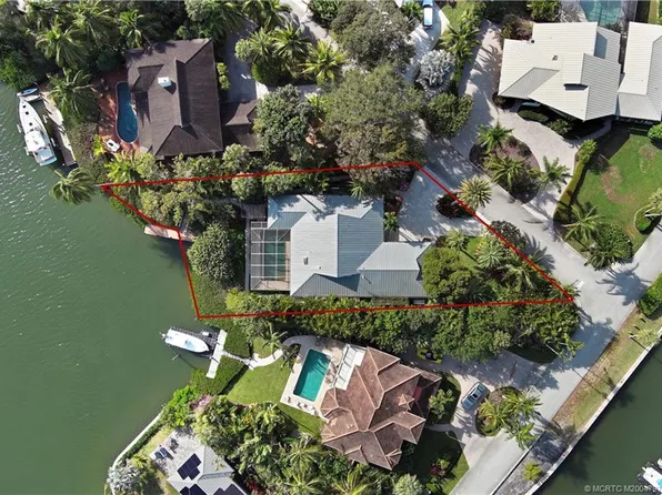 2 Mindoro St, Sewalls Pt, FL 34996