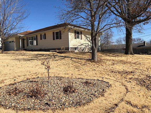 2nd image of 903 Summit Dr