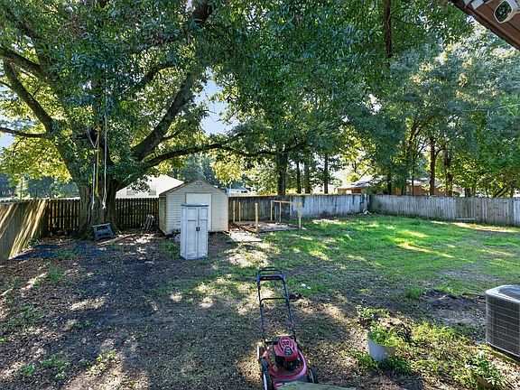5th image of 121 Columbia Ln