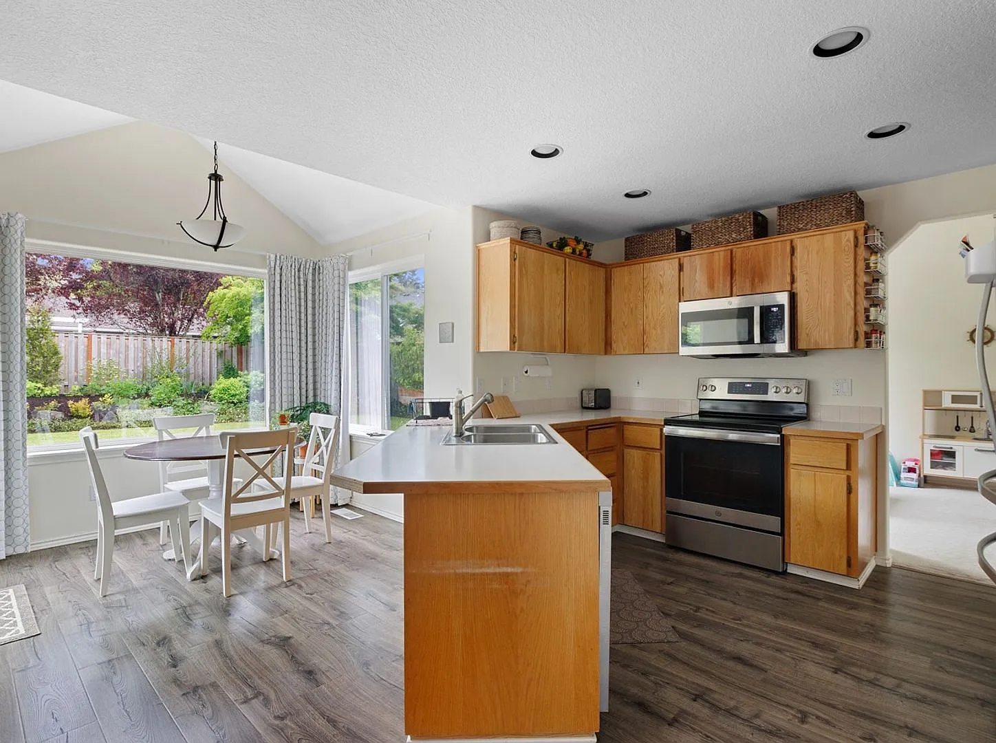 Beautiful Modern Home with Large Back Yard — Photo 1