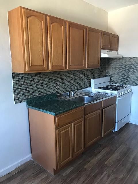Kitchen (recently renovated)