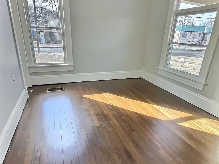 537 W 2nd St — Photo 5
