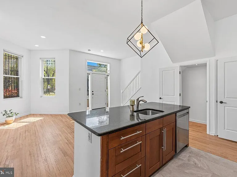 642 15th St NE #2 — Photo 5