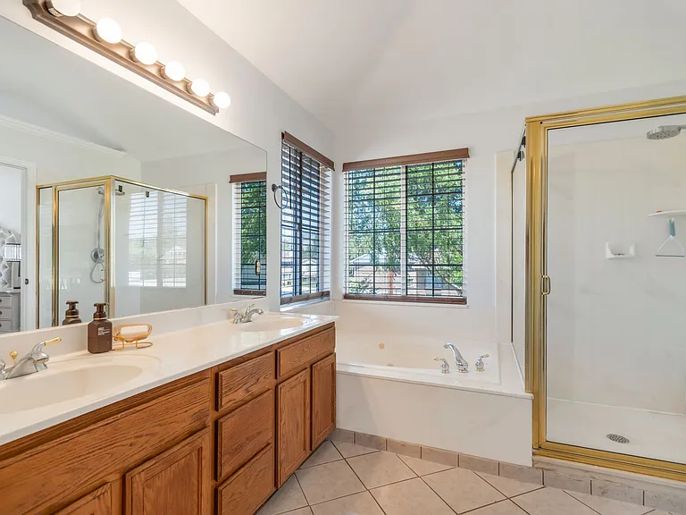 649 E Duck Creek Cir — Photo 15