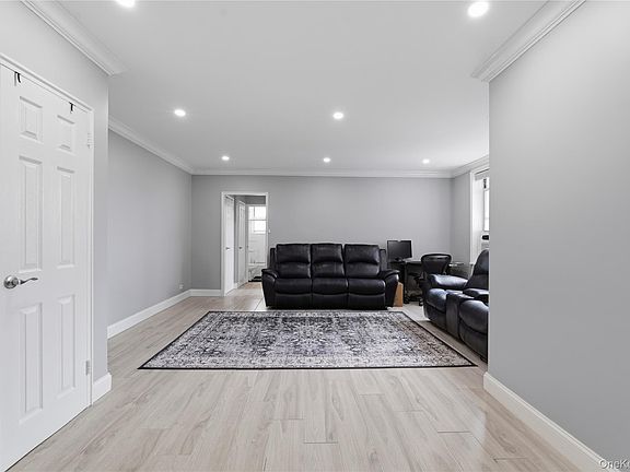 4th image of 5639 Netherland Avenue #5C