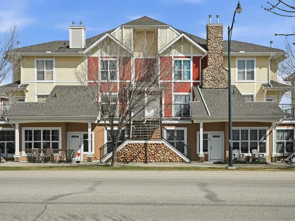744 W 73rd St SW, Calgary, AB T3H 0P1