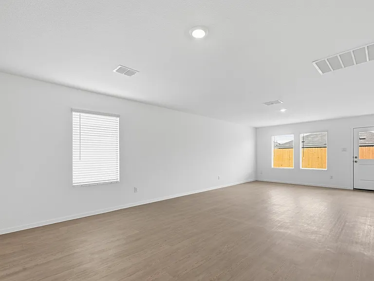 6509 Glade St — Photo 5