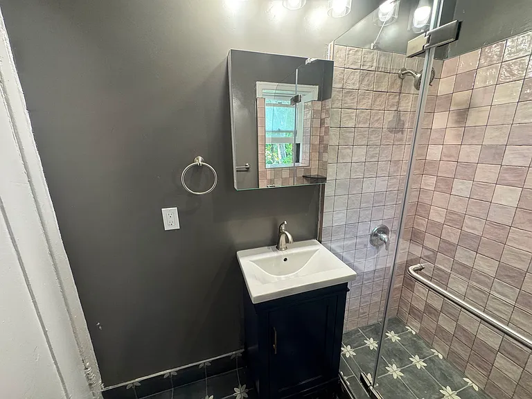 DE MILLE MANOR — Photo 20