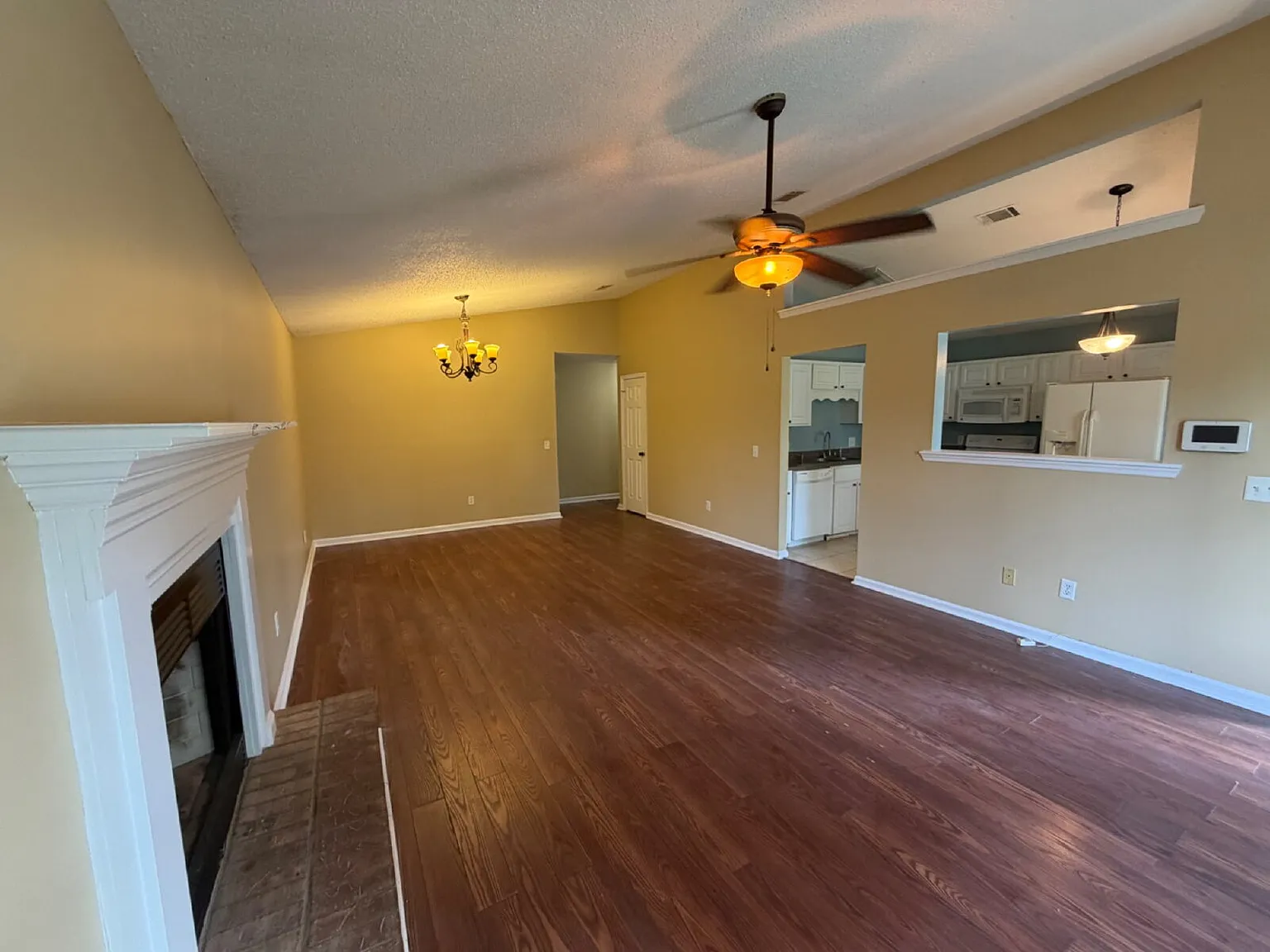 3 bed, 2.0 bath, 1305 sqft, $1,600 — Photo 3