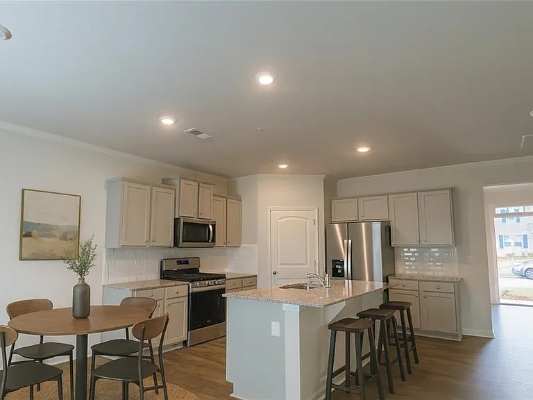 2715 Piper Dr — Photo 3