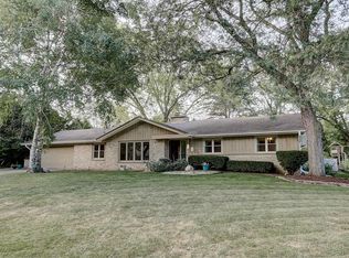 2328 W Apple Tree Rd, Glendale, WI 53209