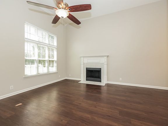 3rd image of 920 Seven Oaks Blvd