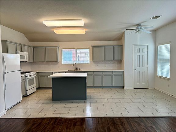 5th image of 2210 Tremont Trail Ln