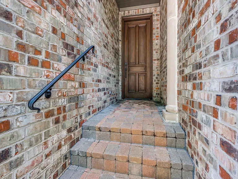 736 Rockingham Dr — Photo 2