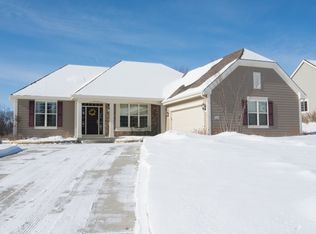 W273N2407 Arlington Ct, Pewaukee, WI