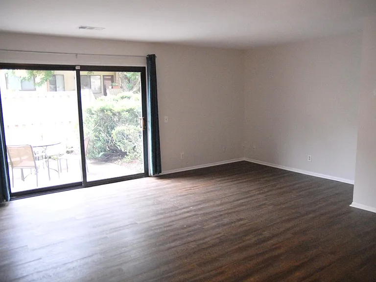 2438 Glengyle Dr — Photo 6
