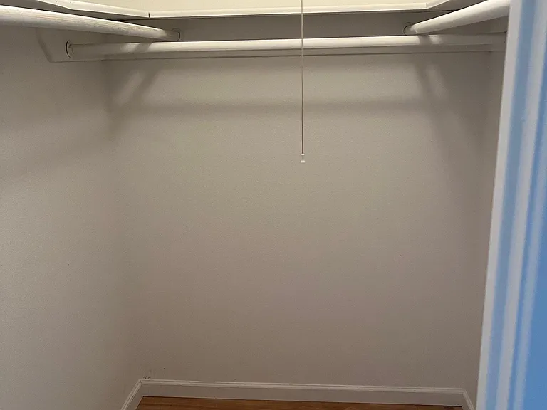 walk-in closet (master room)
