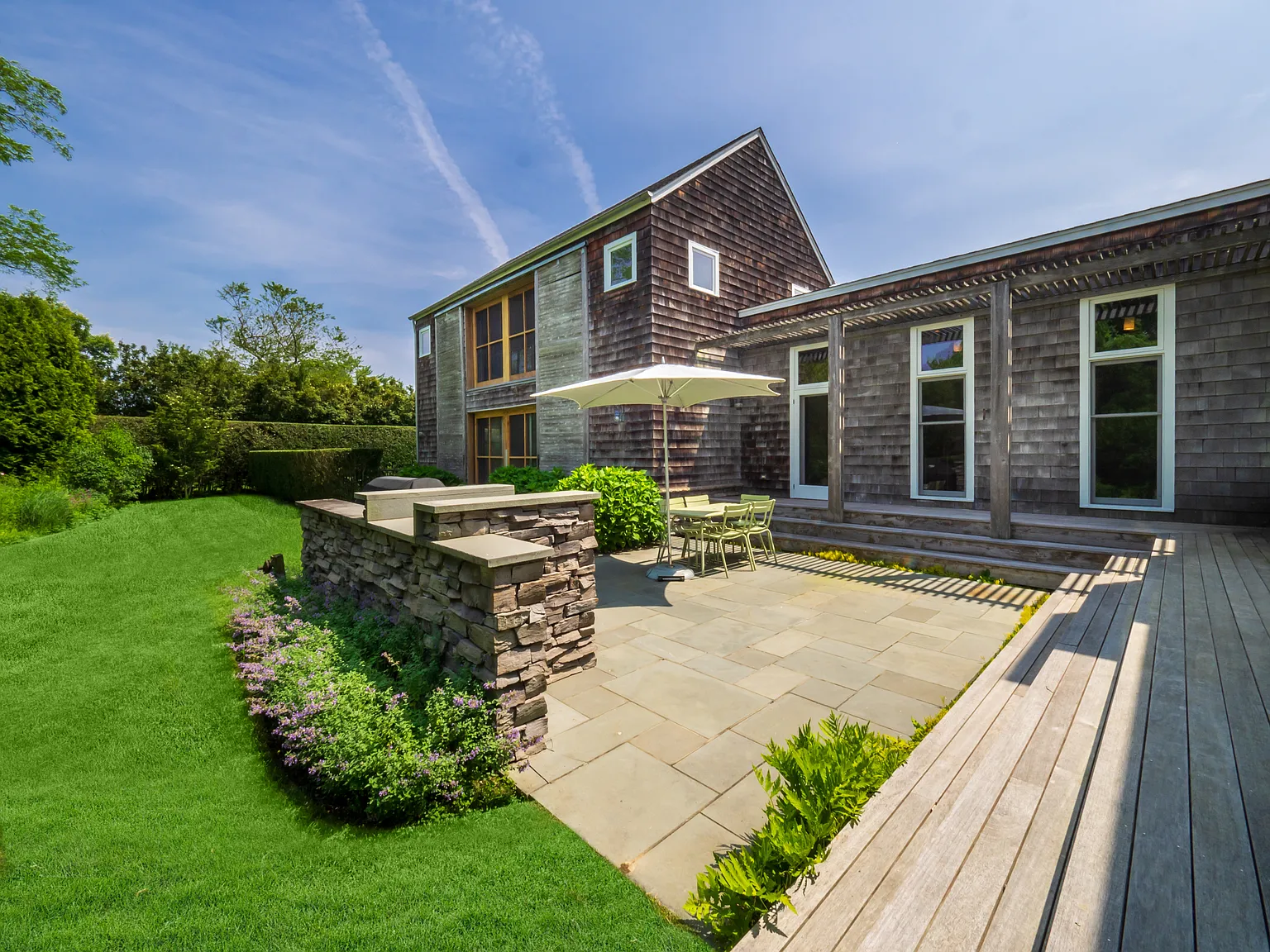 Sophisticated & Elegant Bridgehampton South Property — Photo 2