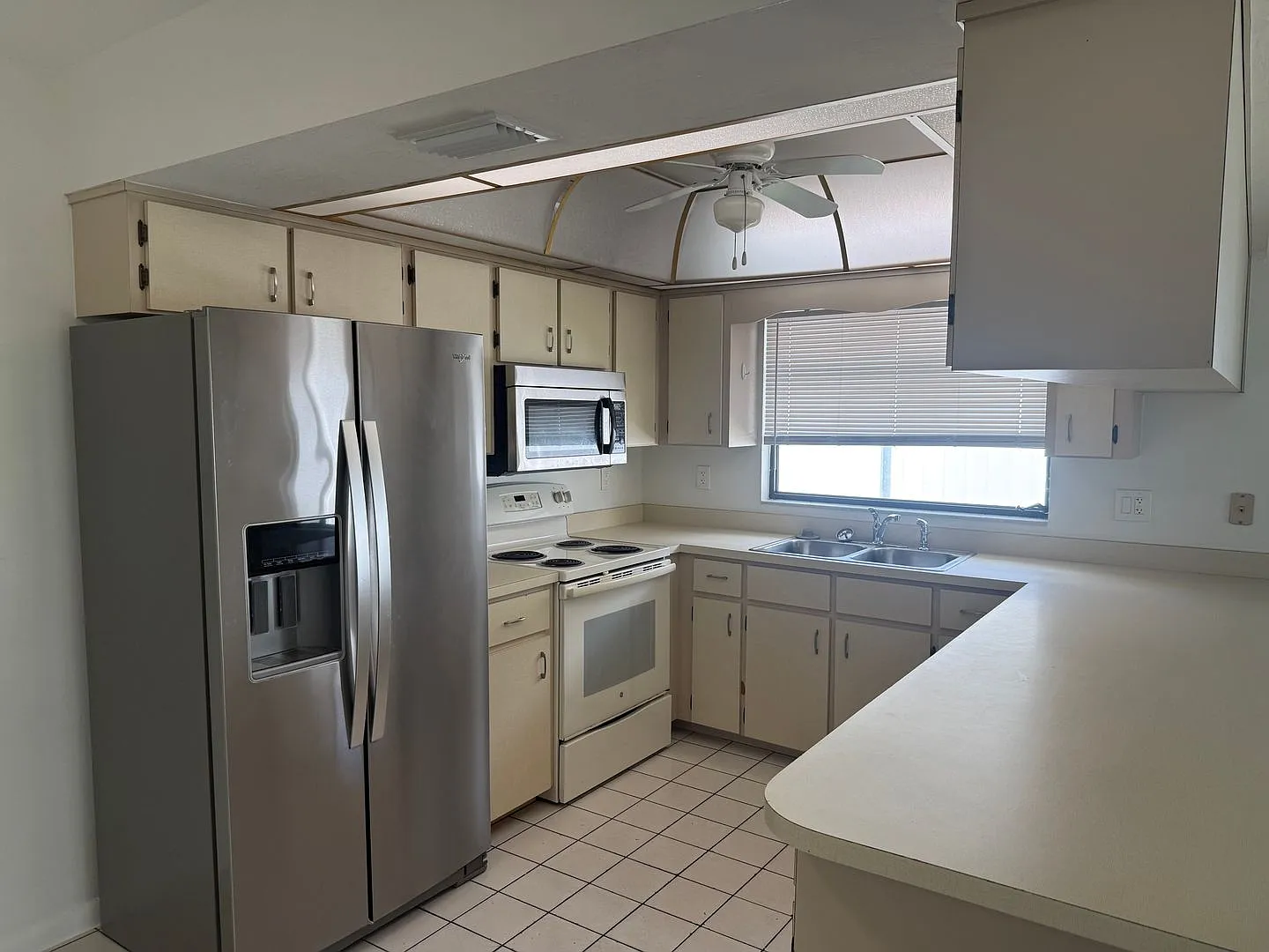 3 Bedroom Single Family Home w/ Garage - Annual Rental in Naples Park! — Photo 4