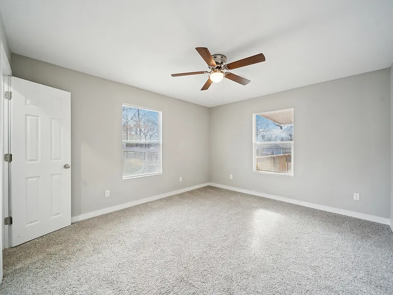 625 E Xyler St — Photo 5