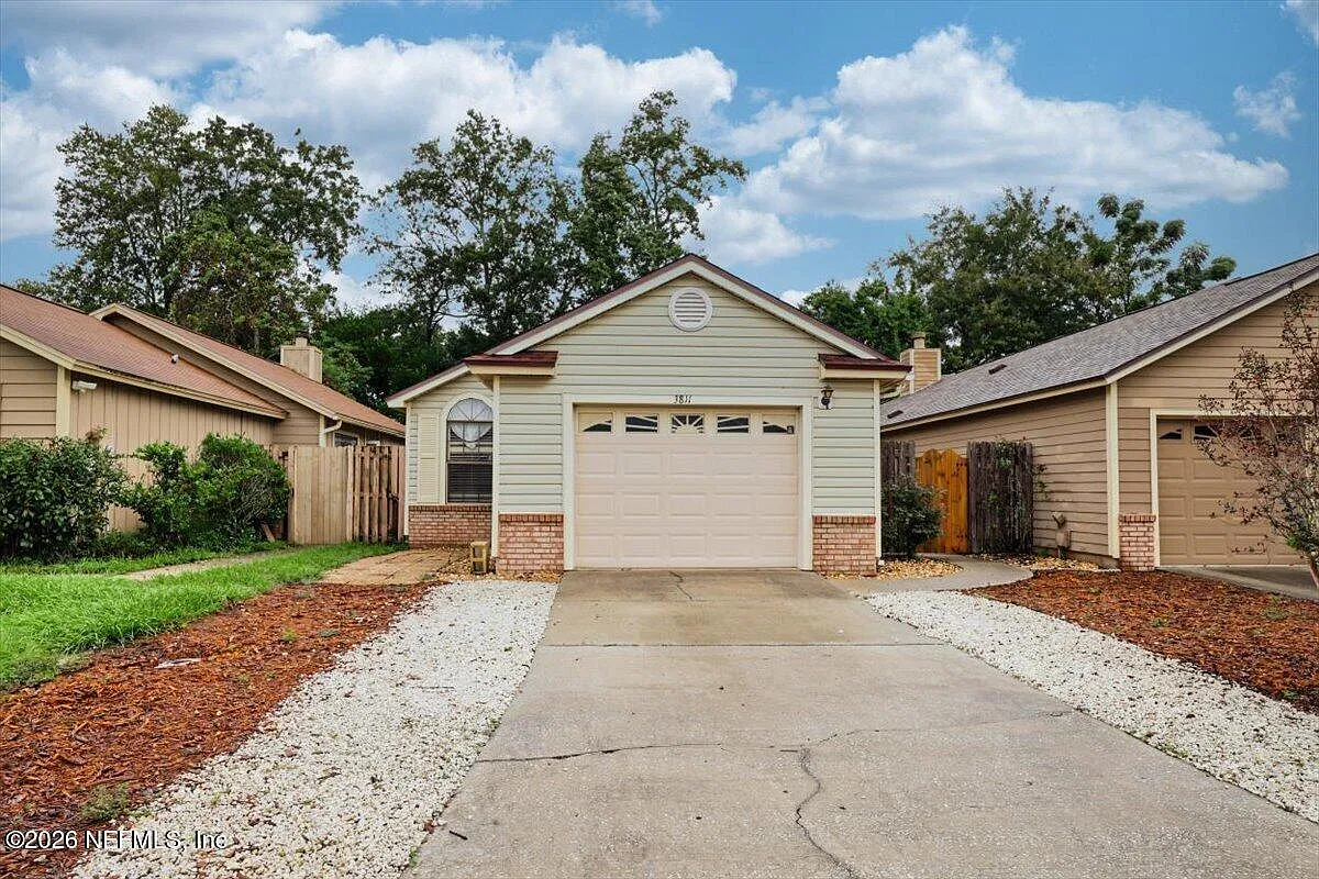3 bed, 2.0 bath, 1241 sqft, $1,895 — Photo 3