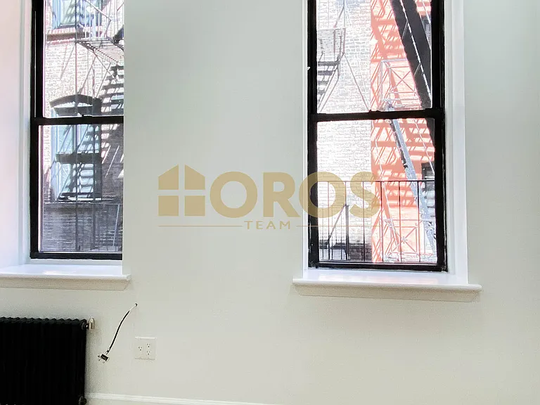 215 E 10th St #8 — Photo 2