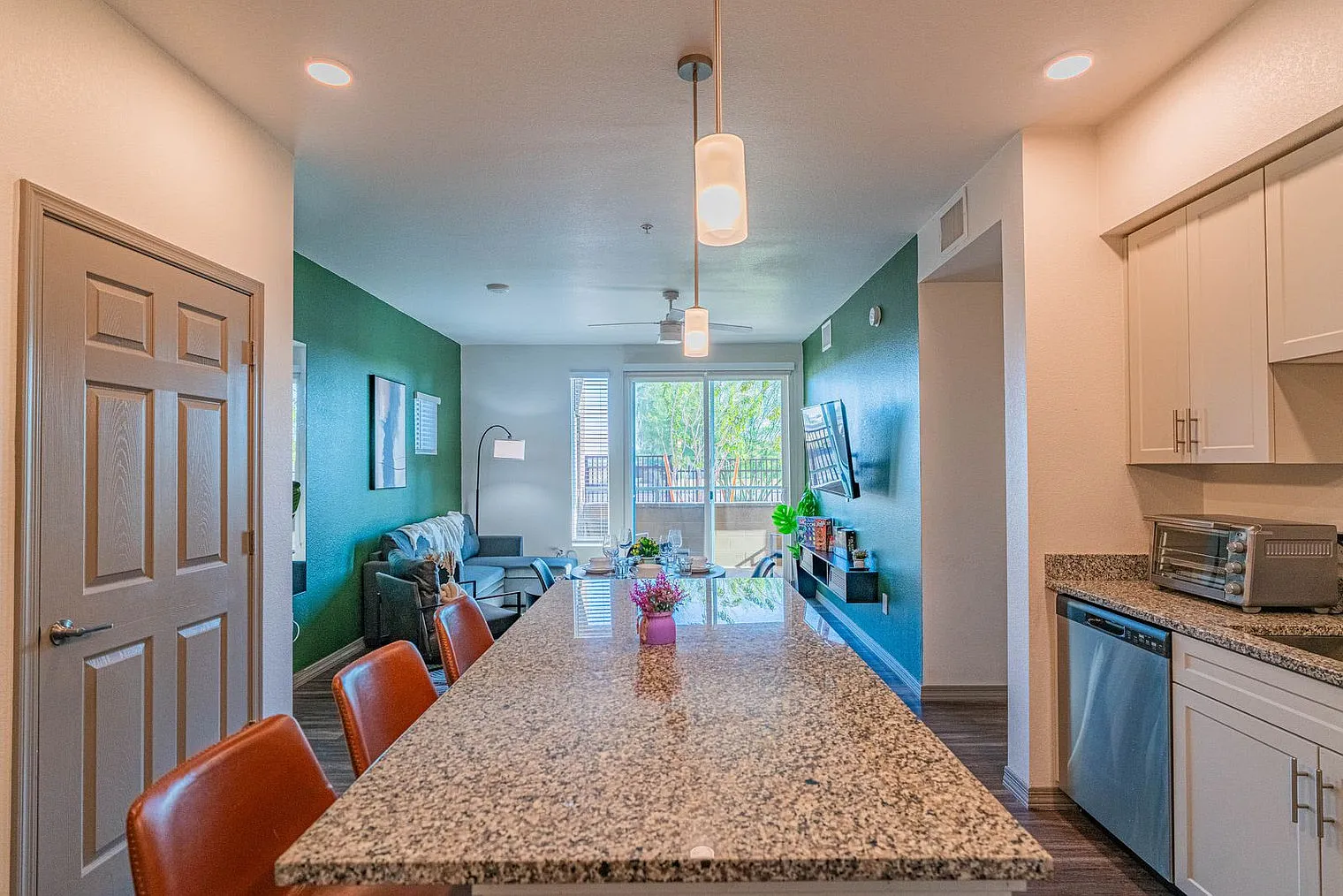 3 bed, 2.0 bath, 893 sqft, $4,186 — Photo 2