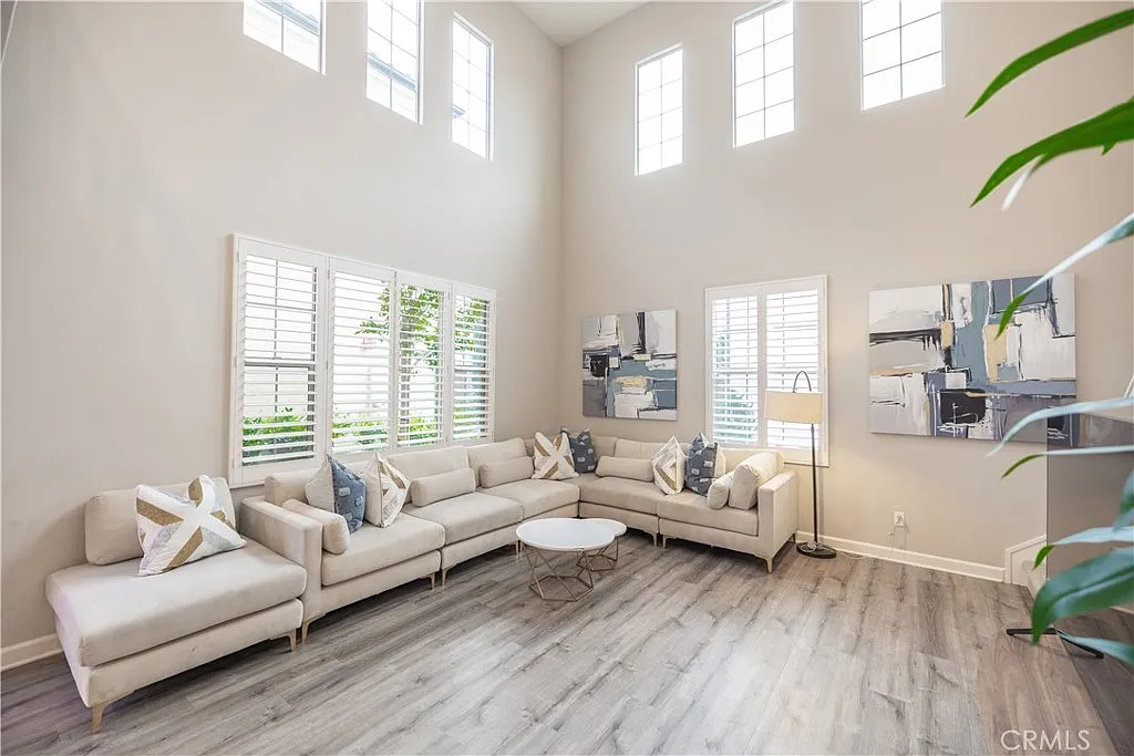 4 bed, 3.5 bath, 1999 sqft, $5,900 — Photo 1