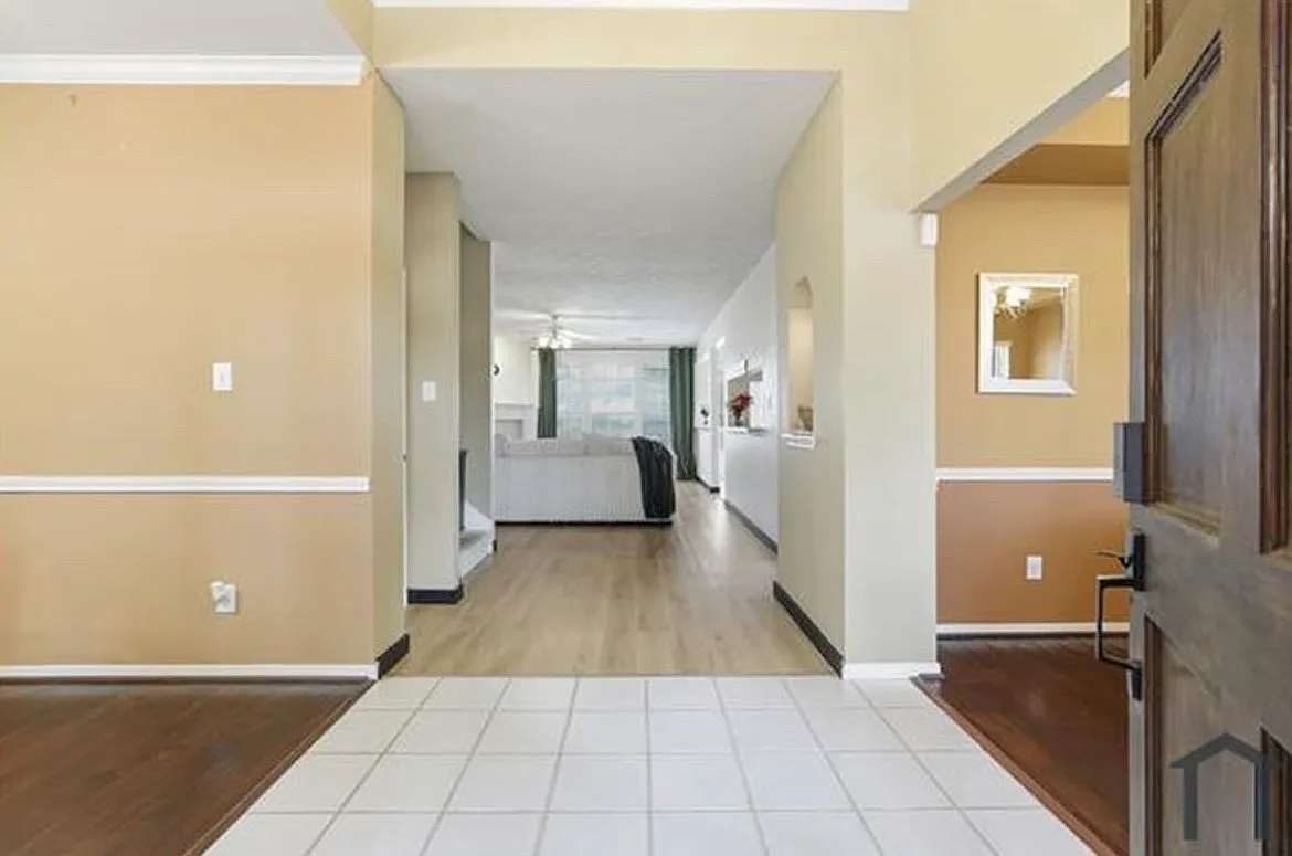 6 bed, 4463 sqft, $3,950 — Photo 2