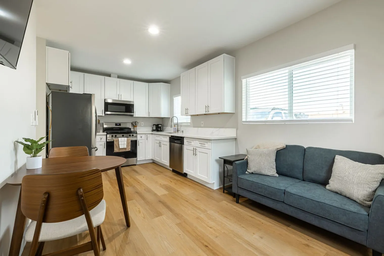 1 bed, 1.0 bath, $4,176 — Photo 3
