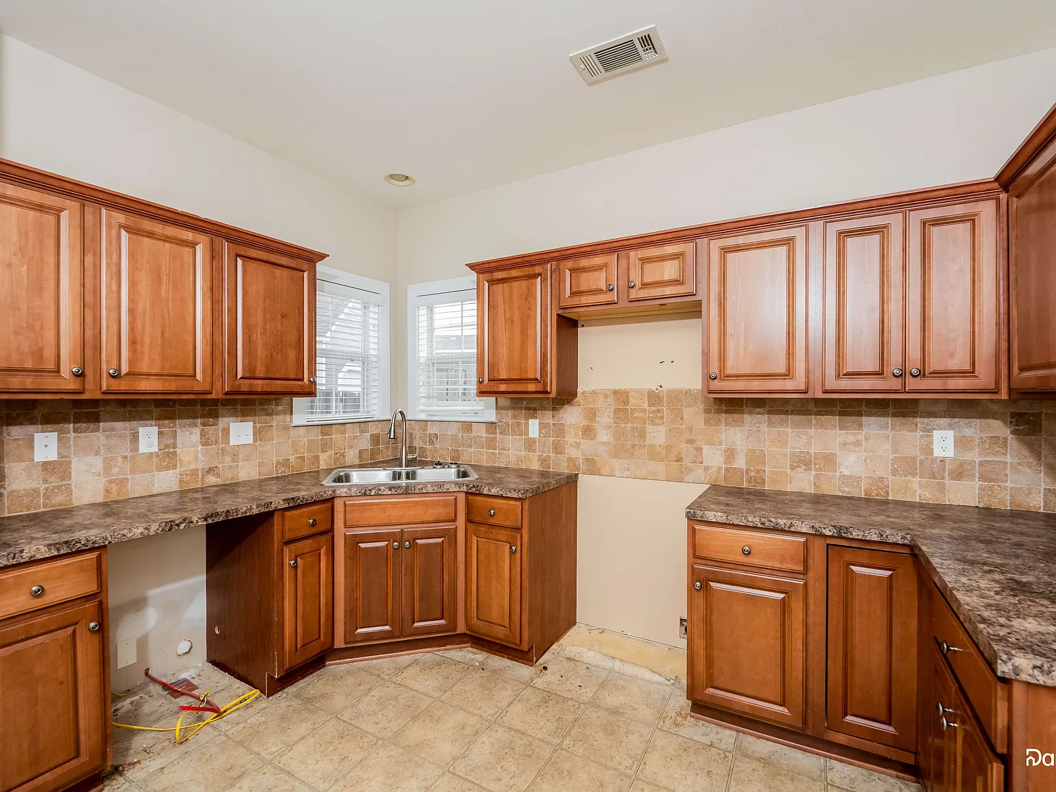 3 bed, 2.5 bath, 2010 sqft, $2,035 — Photo 3