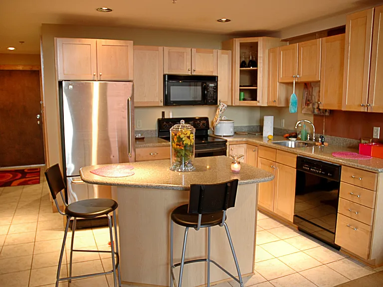 CASE 202 Dining/Kitchen