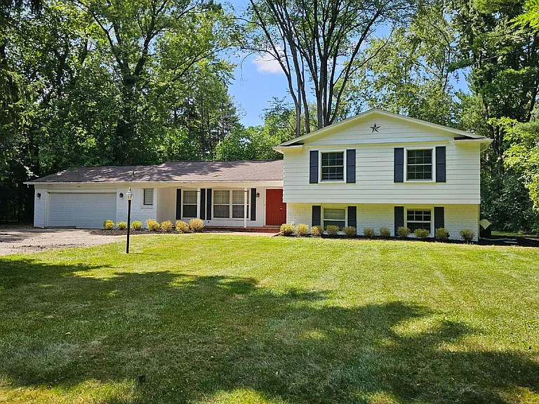 591 E Long Lake Rd — Photo 1