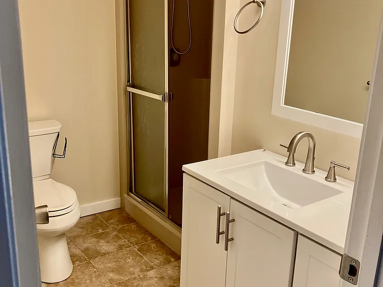 Primary en-suite bathroom