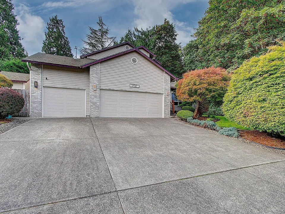 2407 NE 165th St