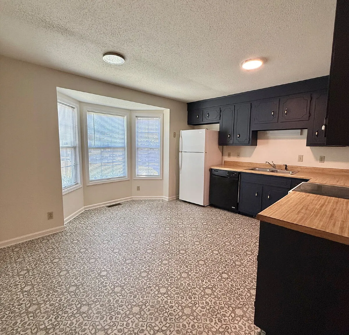 3 bed, 2.0 bath, 1220 sqft, $1,595 — Photo 3