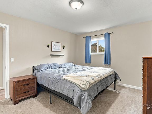 3rd image of 613 Vista Ave