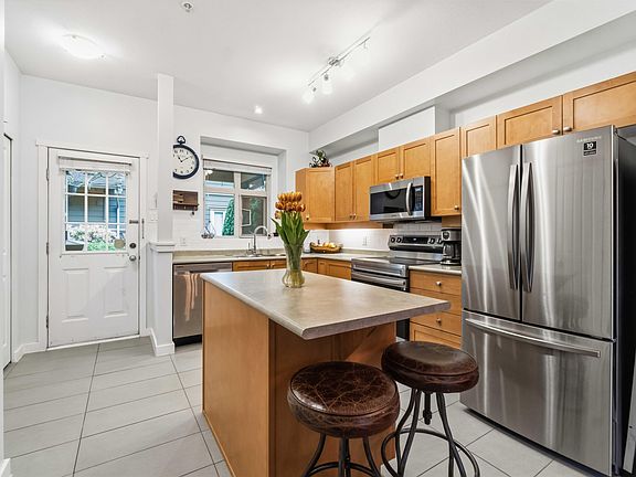2nd image of 600 Park Cres #222