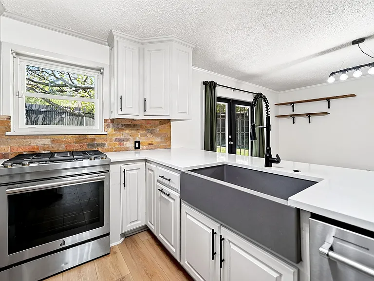 505 Whittle Way — Photo 16