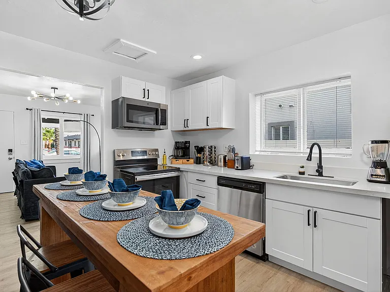1341 E Willetta St #A — Photo 8