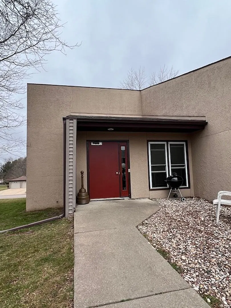 6934 Hillcrest Ave Apartments — Photo 4