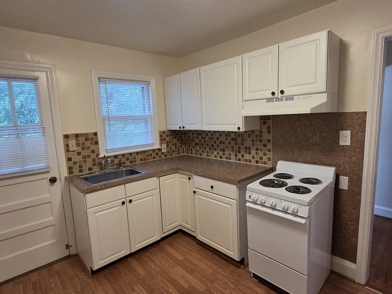2 bed, 700 sqft, $1,000 — Photo 3
