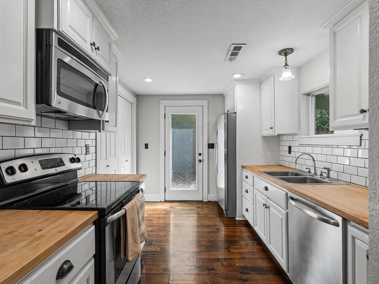 2 bed, 855 sqft, $1,900 — Photo 3