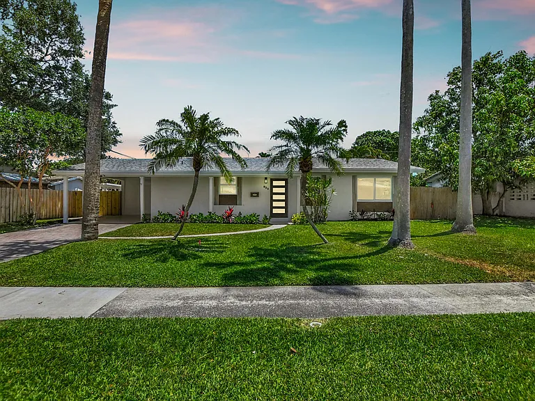 832 SW 10th Ave — Photo 1