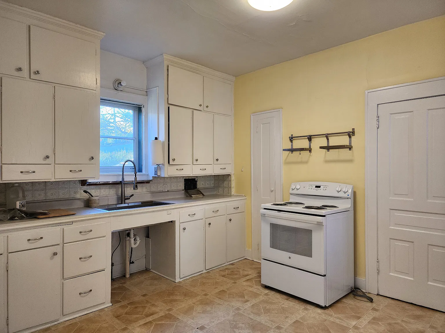 2 bed, 1100 sqft, $1,400 — Photo 3