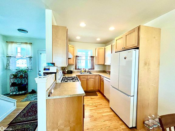 4th image of 2044 Garnet Ln