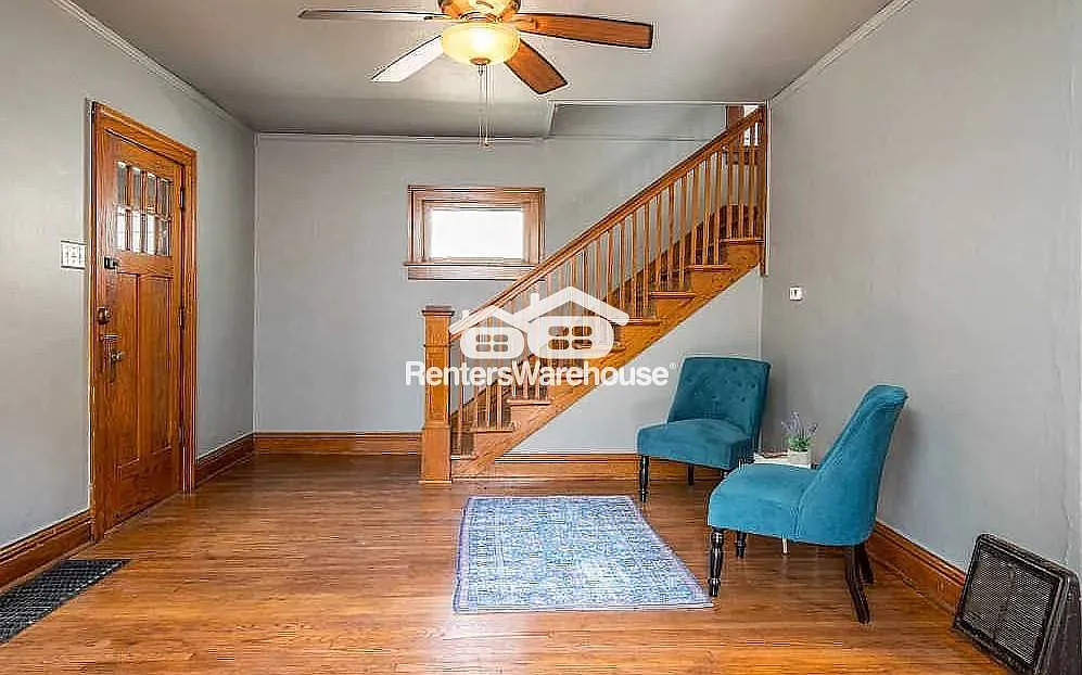 Adorable 2 Bedroom House for Rent — Photo 4
